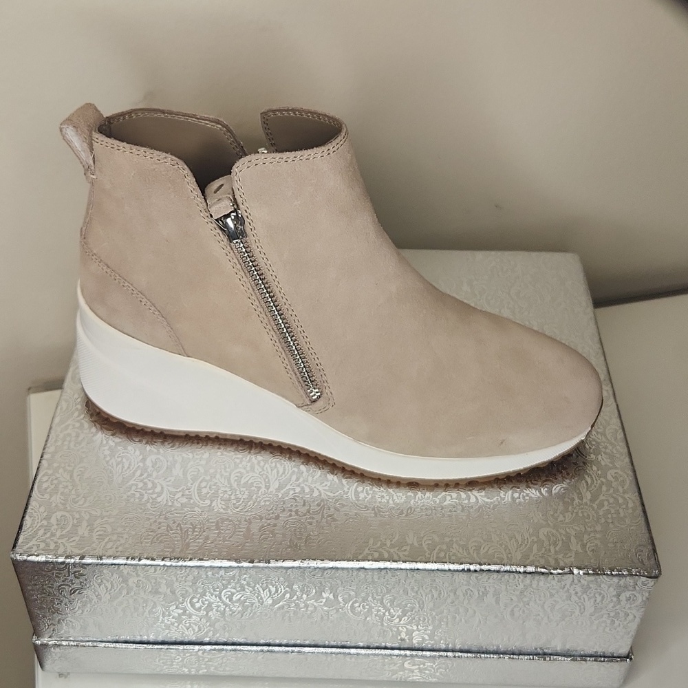 ALEX MARIE WOMEN'S CAMEL ANKLE BOOTS. SIZE 9.5